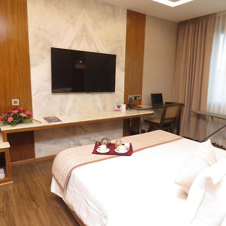 ลอร์ด พลาซ่า สุรัต Hotel ภายนอก รูปภาพ