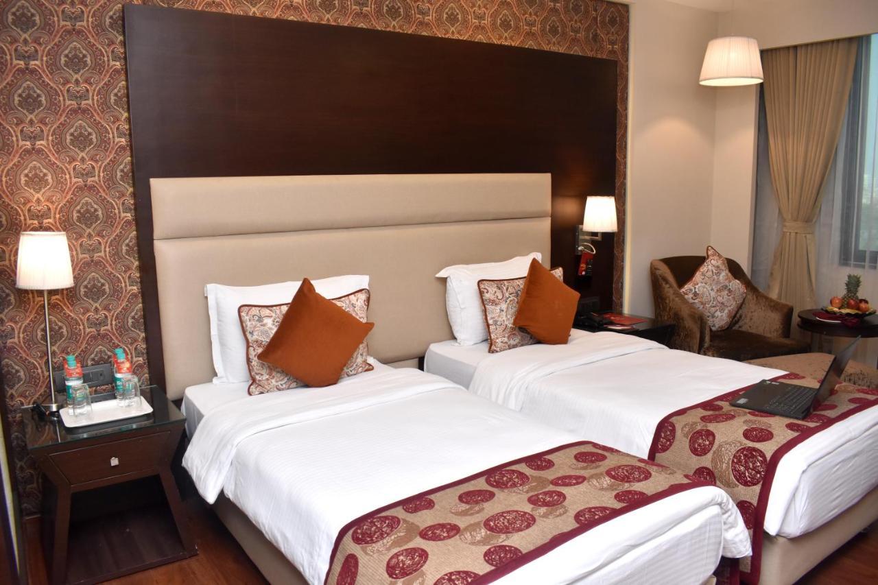ลอร์ด พลาซ่า สุรัต Hotel ภายนอก รูปภาพ