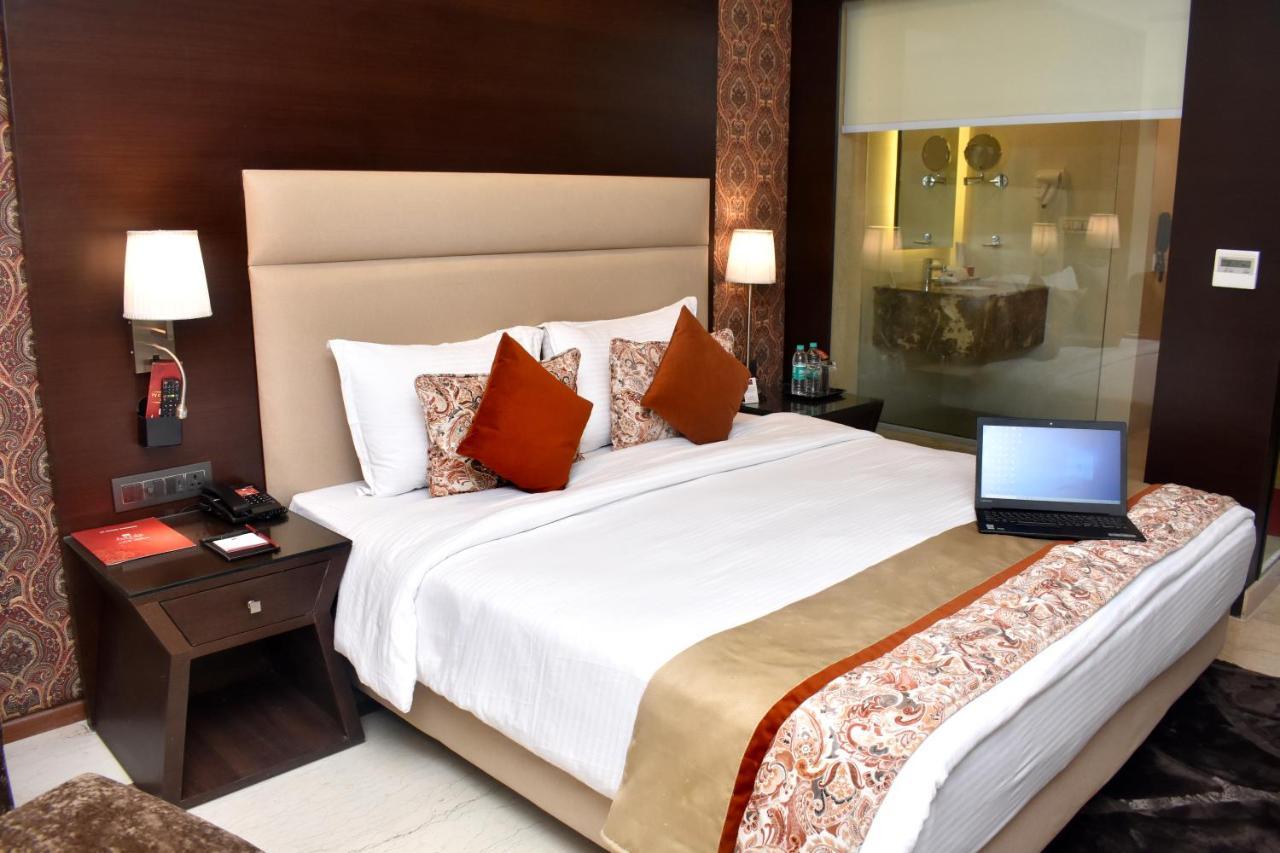 ลอร์ด พลาซ่า สุรัต Hotel ภายนอก รูปภาพ