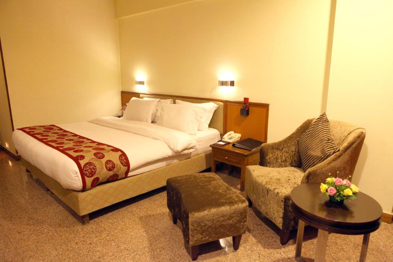 ลอร์ด พลาซ่า สุรัต Hotel ภายนอก รูปภาพ