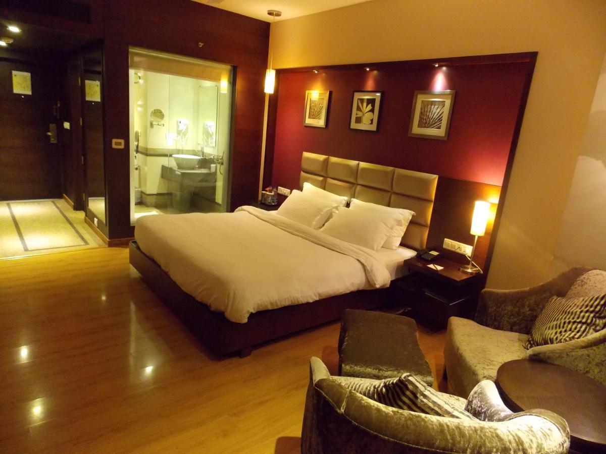 ลอร์ด พลาซ่า สุรัต Hotel ภายนอก รูปภาพ