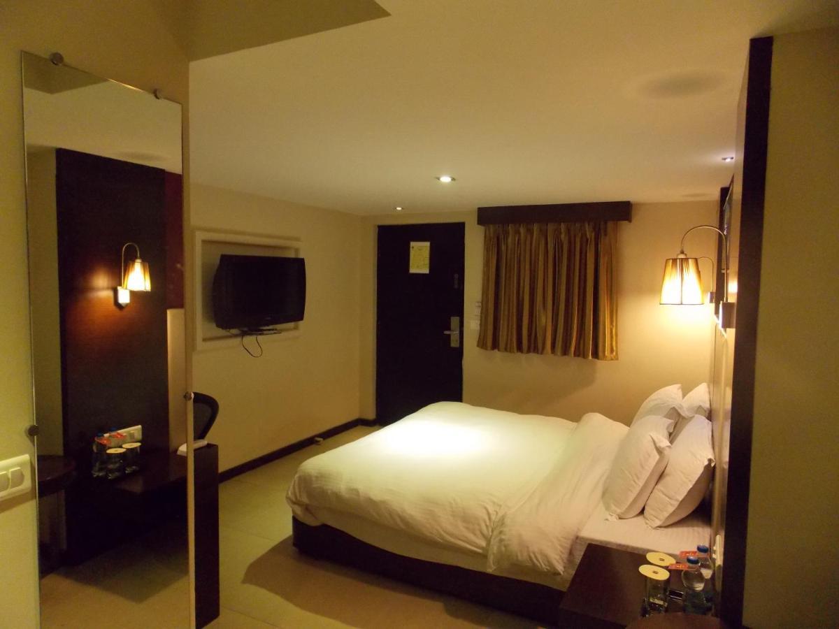 ลอร์ด พลาซ่า สุรัต Hotel ภายนอก รูปภาพ