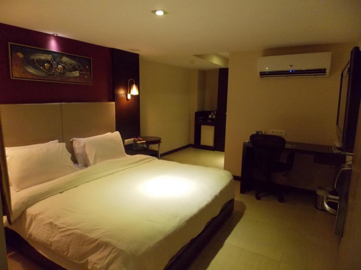 ลอร์ด พลาซ่า สุรัต Hotel ภายนอก รูปภาพ