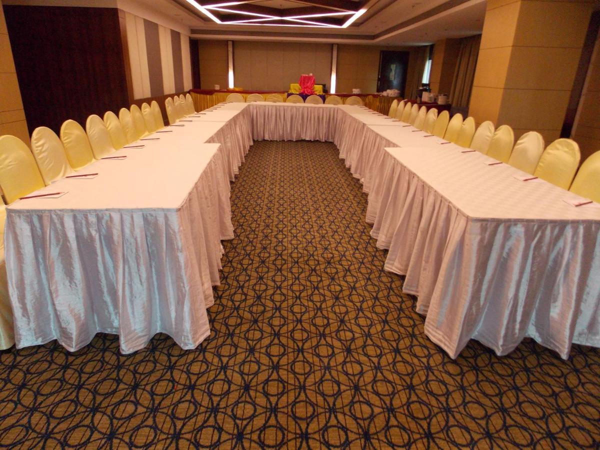 ลอร์ด พลาซ่า สุรัต Hotel ภายนอก รูปภาพ
