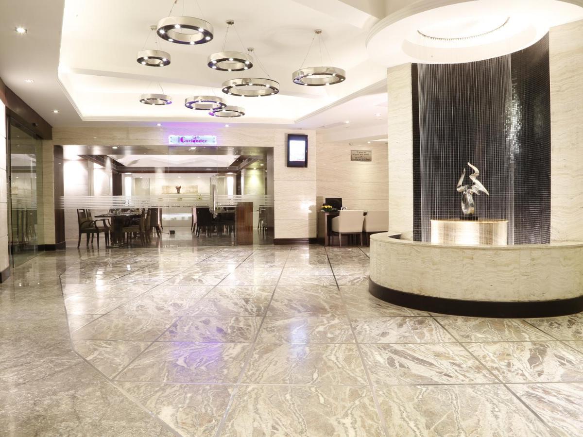 ลอร์ด พลาซ่า สุรัต Hotel ภายนอก รูปภาพ
