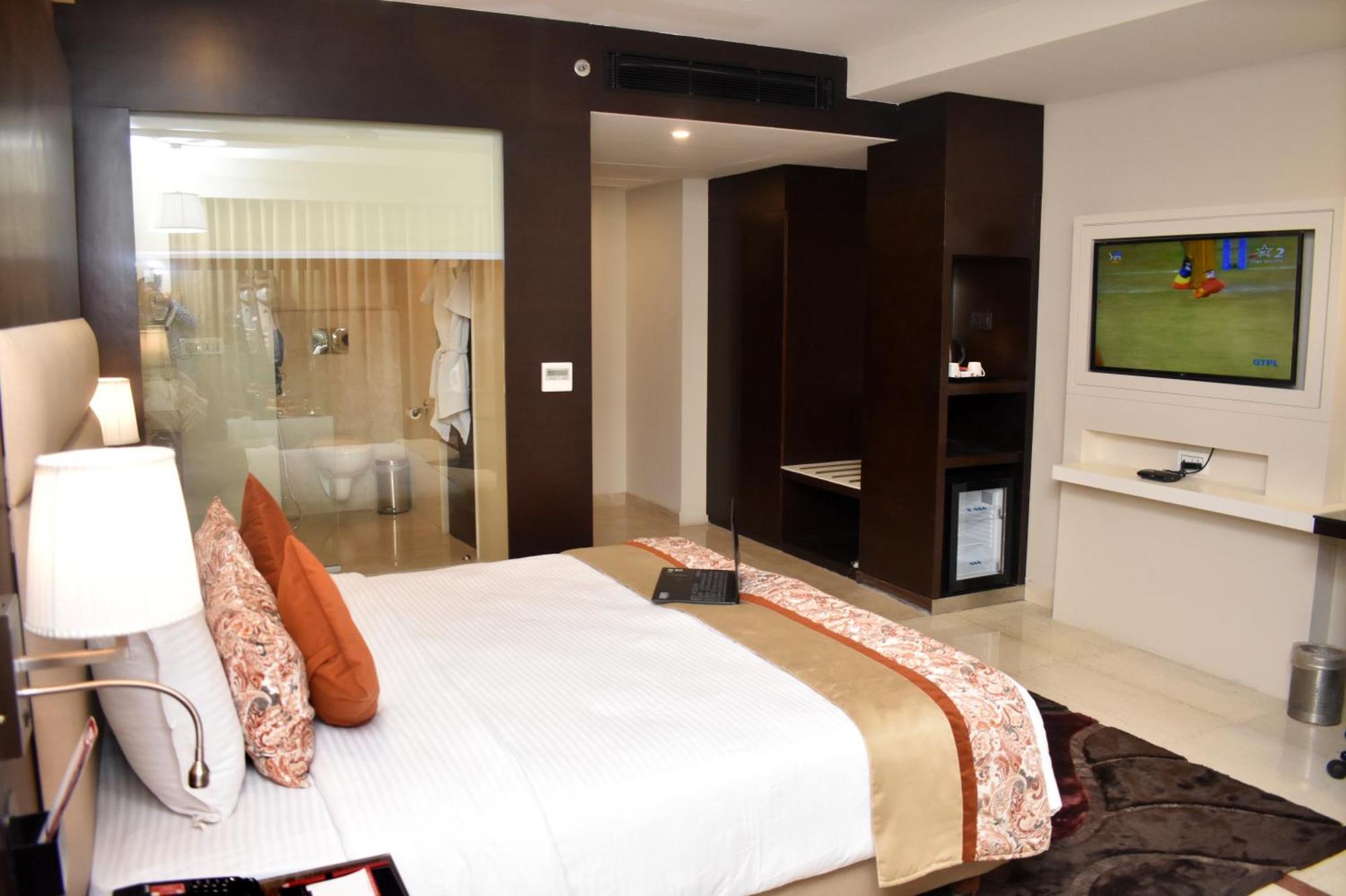ลอร์ด พลาซ่า สุรัต Hotel ภายนอก รูปภาพ