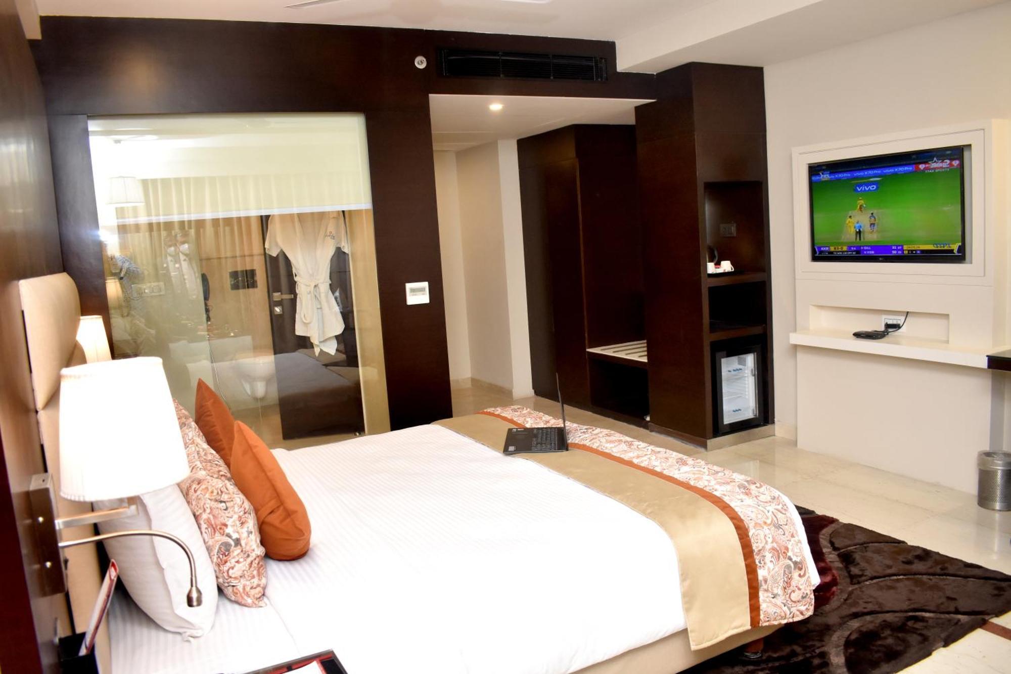 ลอร์ด พลาซ่า สุรัต Hotel ภายนอก รูปภาพ