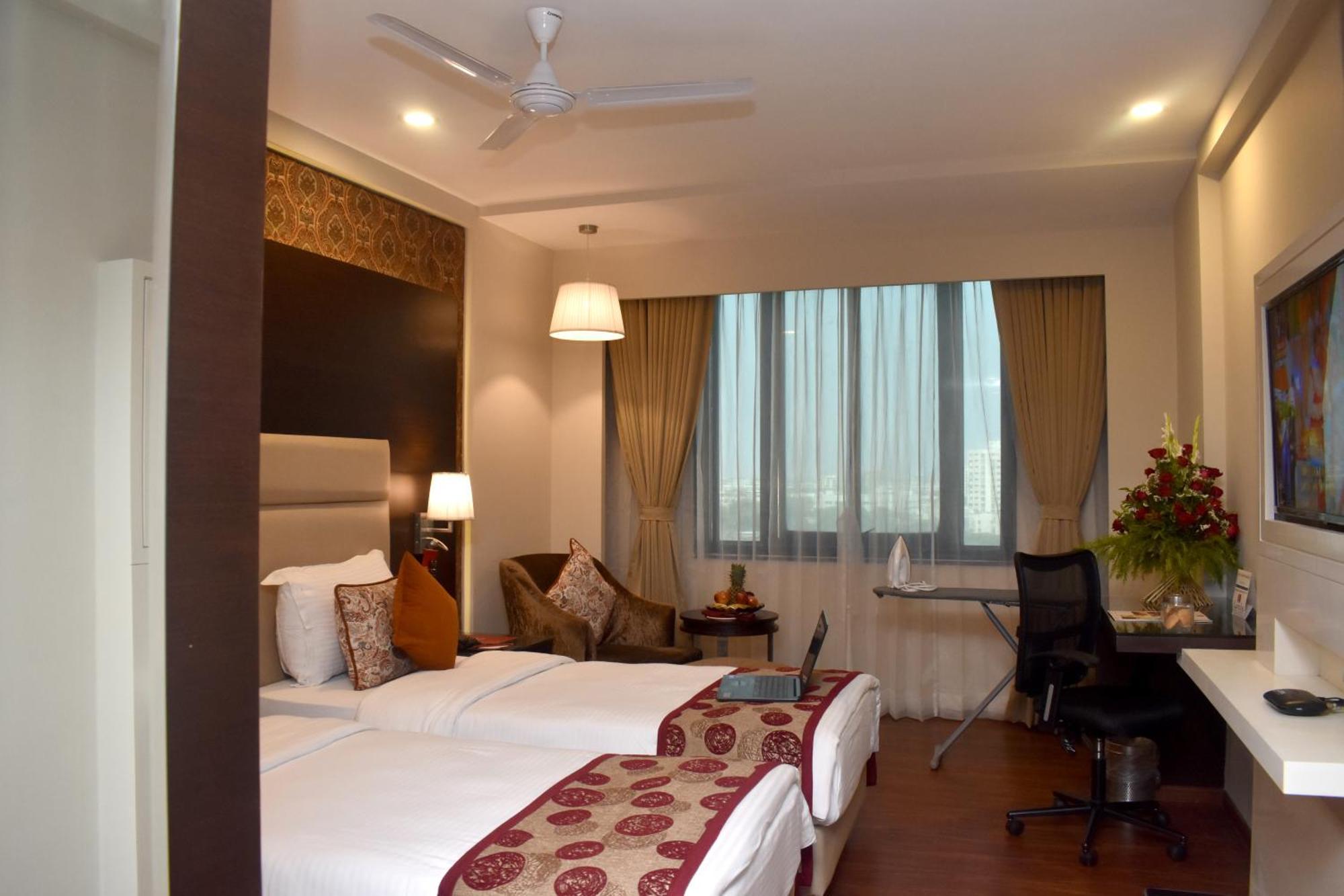 ลอร์ด พลาซ่า สุรัต Hotel ภายนอก รูปภาพ