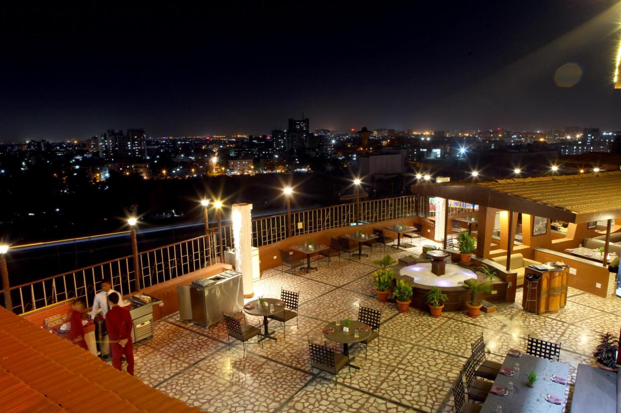ลอร์ด พลาซ่า สุรัต Hotel ภายนอก รูปภาพ