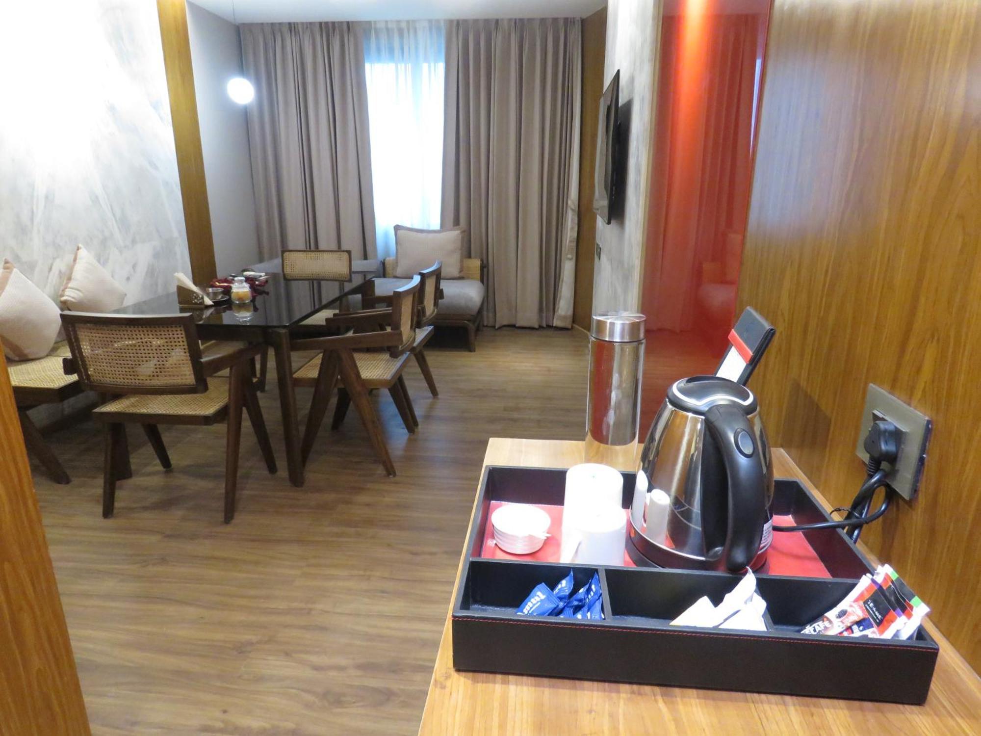 ลอร์ด พลาซ่า สุรัต Hotel ภายนอก รูปภาพ
