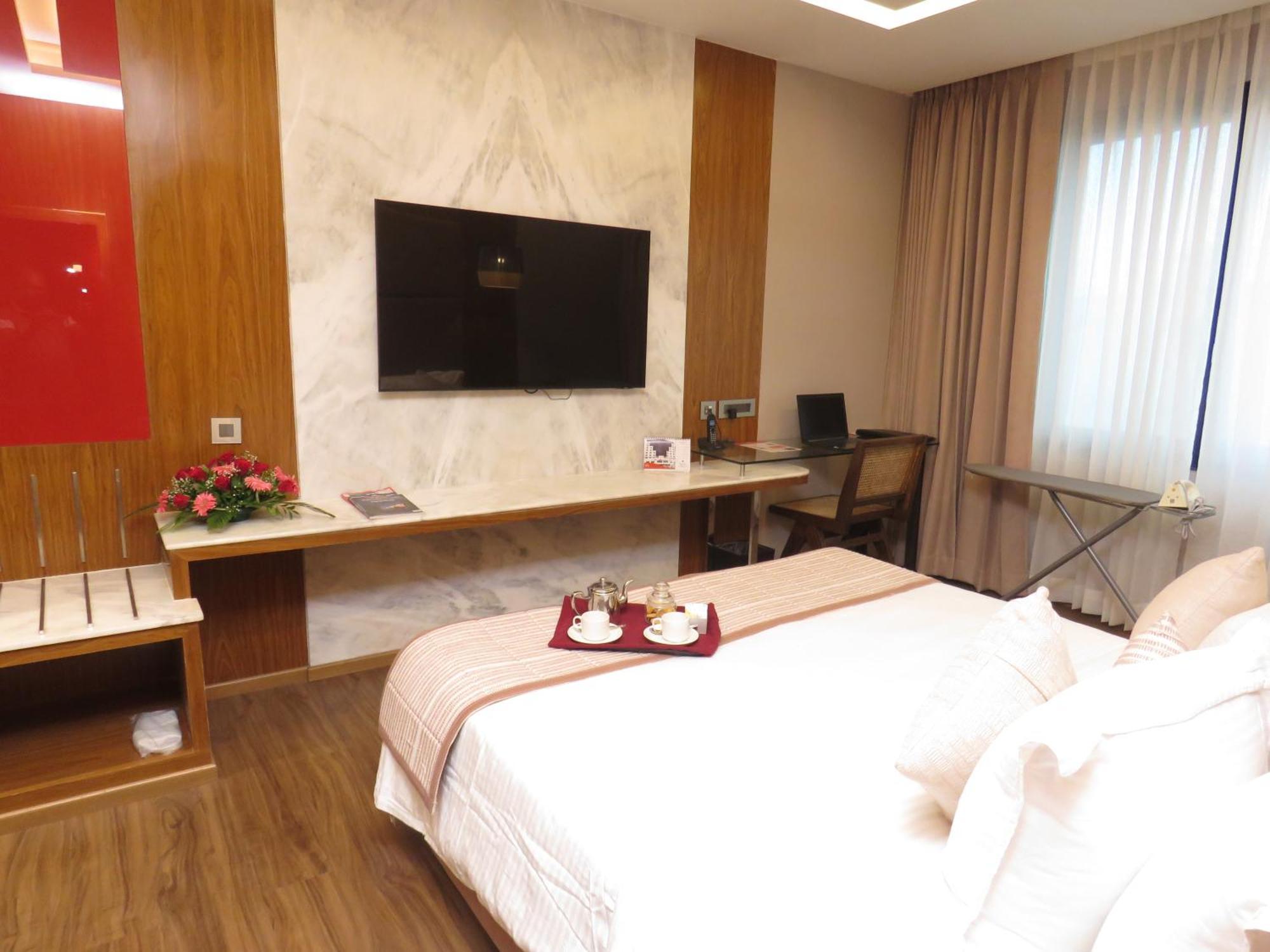 ลอร์ด พลาซ่า สุรัต Hotel ภายนอก รูปภาพ