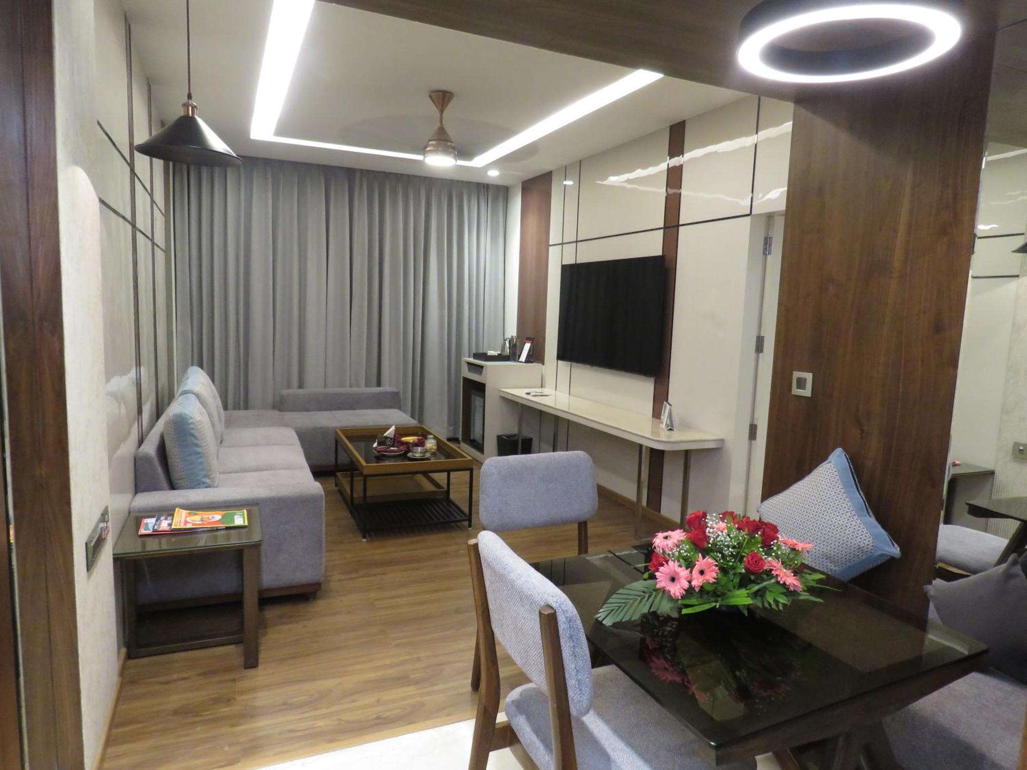 ลอร์ด พลาซ่า สุรัต Hotel ภายนอก รูปภาพ