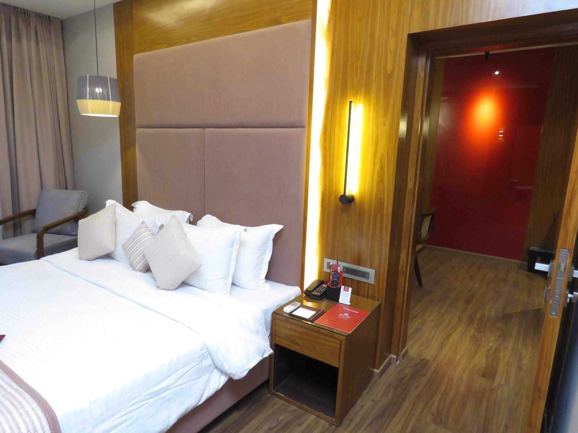 ลอร์ด พลาซ่า สุรัต Hotel ภายนอก รูปภาพ
