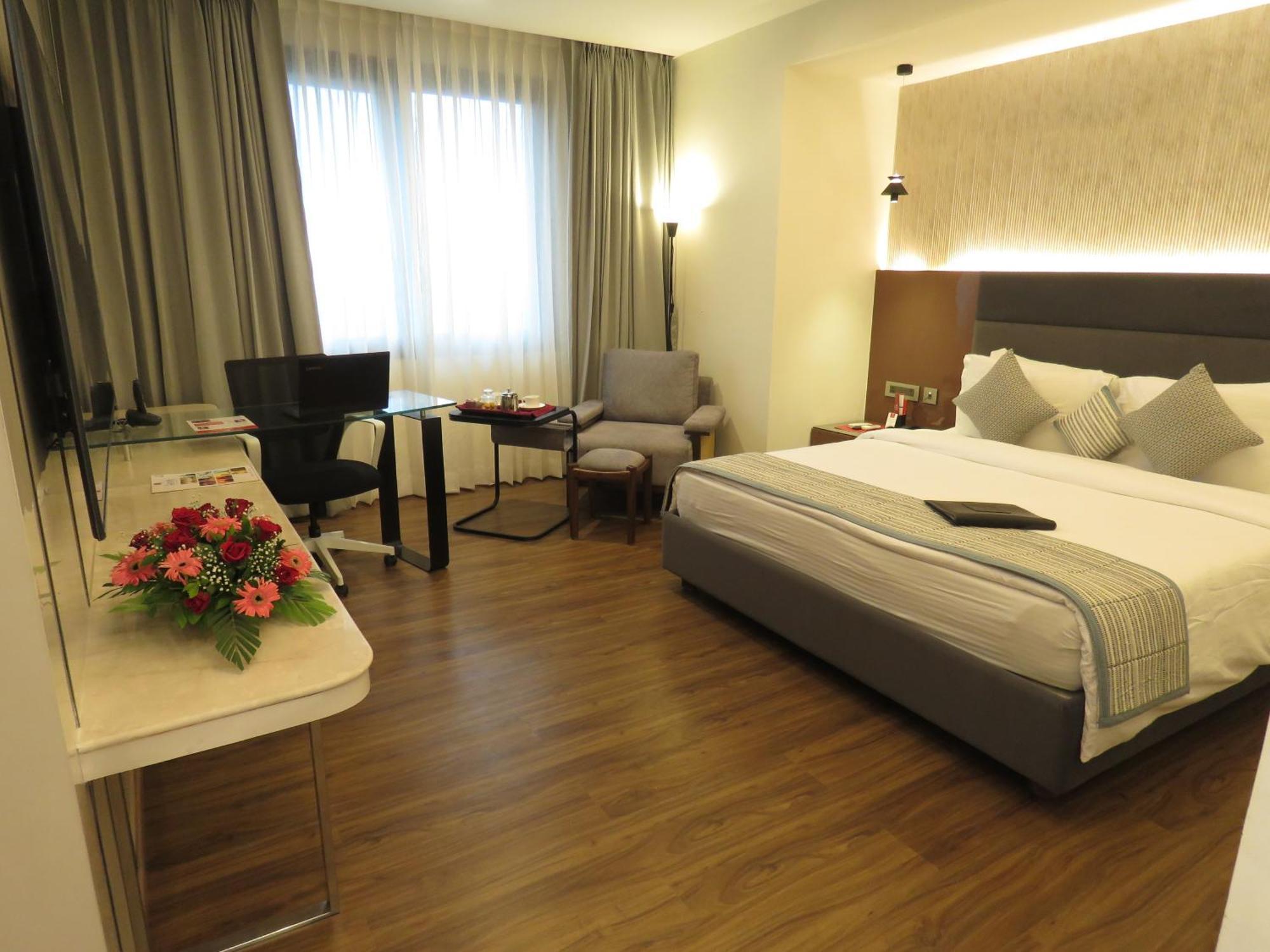 ลอร์ด พลาซ่า สุรัต Hotel ภายนอก รูปภาพ
