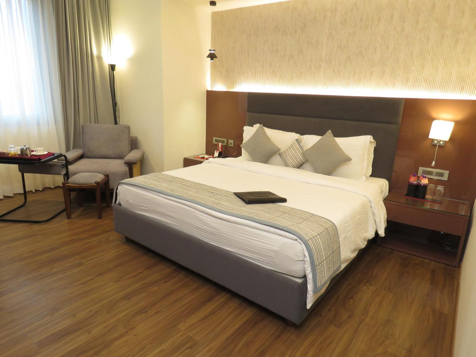 ลอร์ด พลาซ่า สุรัต Hotel ภายนอก รูปภาพ