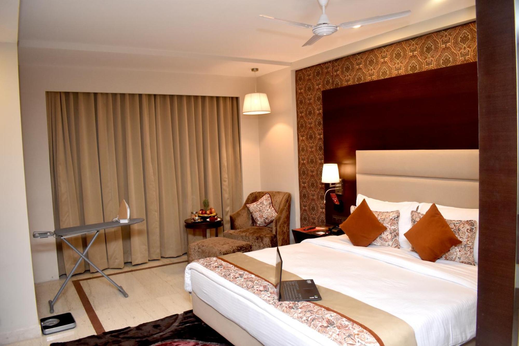 ลอร์ด พลาซ่า สุรัต Hotel ภายนอก รูปภาพ