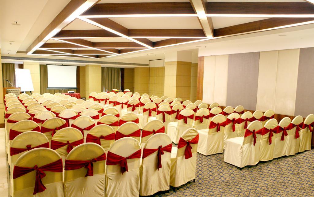 ลอร์ด พลาซ่า สุรัต Hotel ภายนอก รูปภาพ