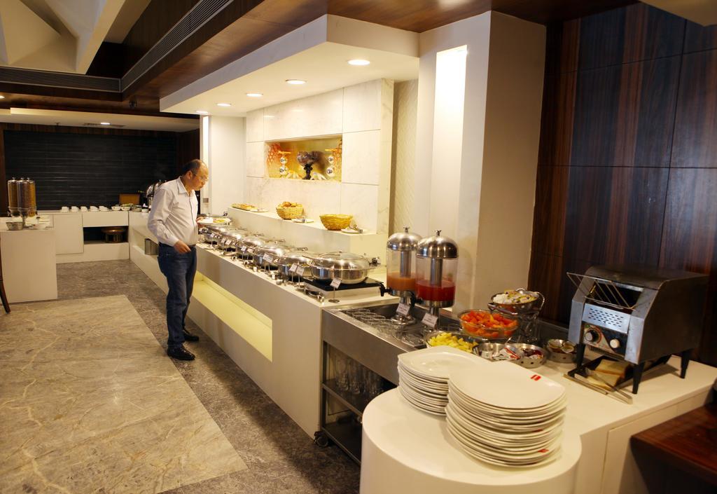 ลอร์ด พลาซ่า สุรัต Hotel ภายนอก รูปภาพ