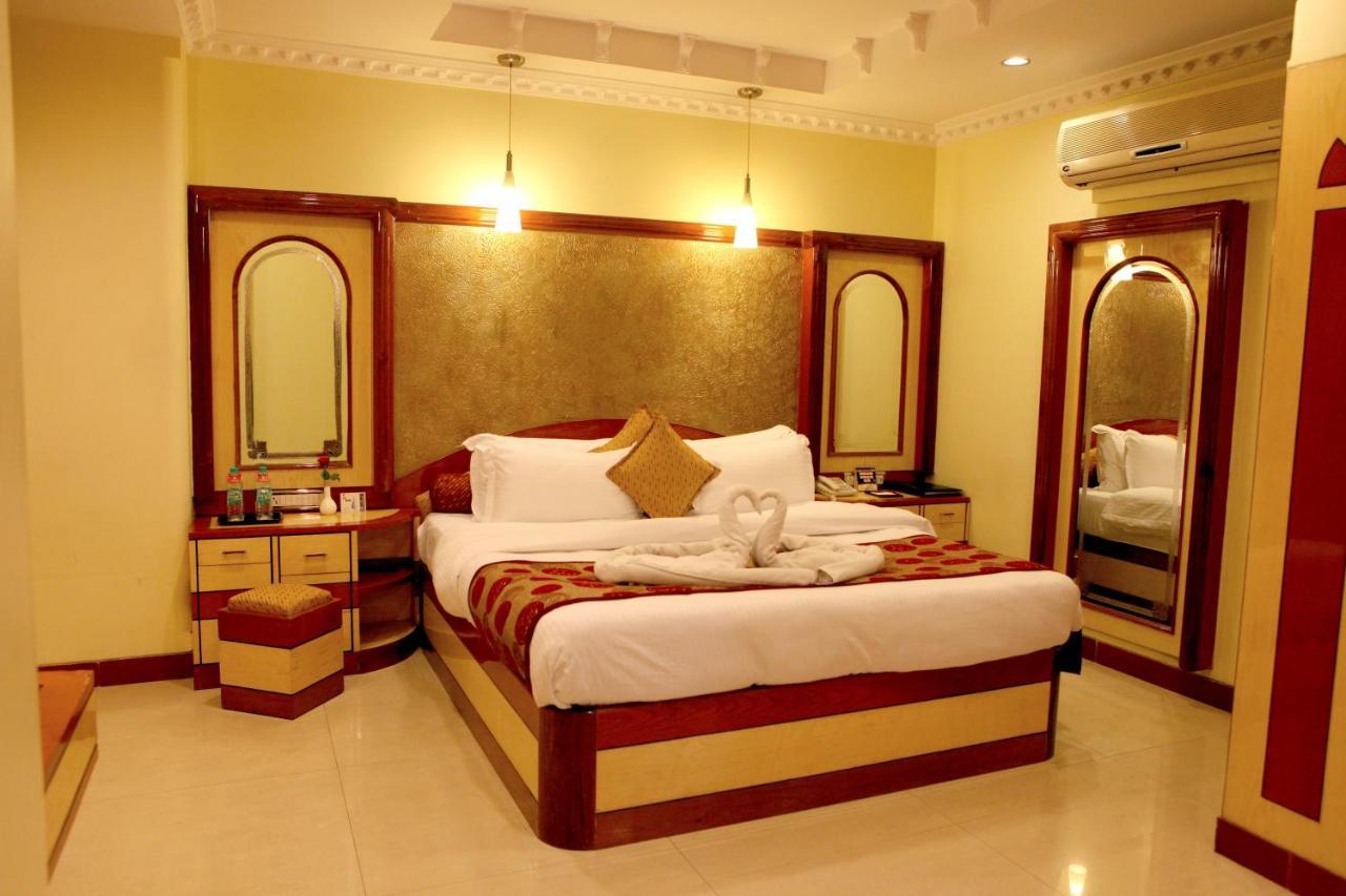 ลอร์ด พลาซ่า สุรัต Hotel ภายนอก รูปภาพ